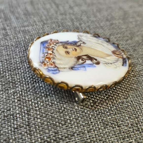 VINTAGE Painted Porcelain Victorian Lady Cameo Brooch Pin - Picture 3 of 6